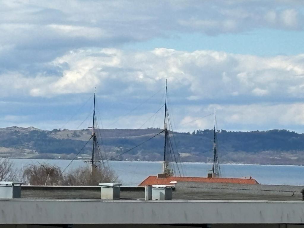 埃贝尔托夫特Udsigten.的两根杆大水体的景色