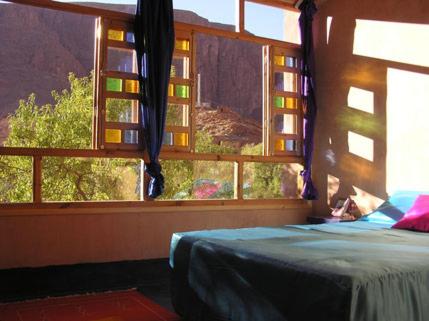 廷吉尔Guest house Amande的一间卧室设有一张床和一个大窗户