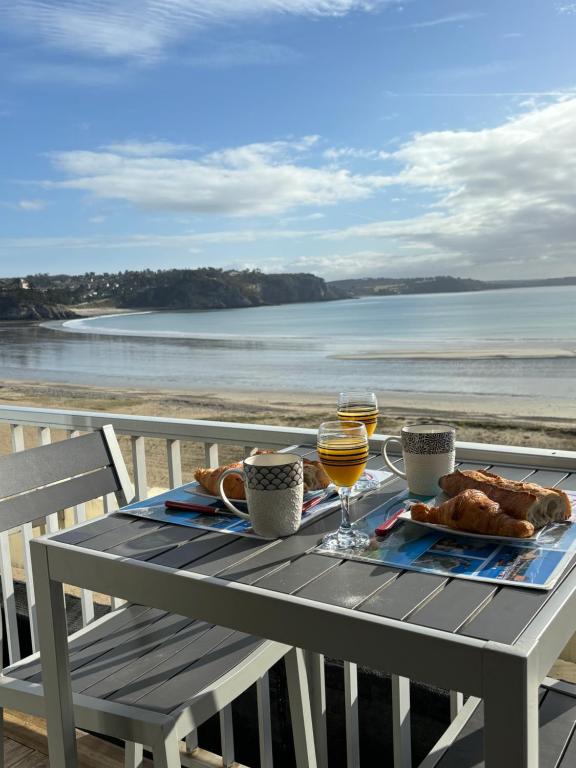 克罗宗L'Imprenable vue mer的海滩上的野餐桌,提供食物和饮料