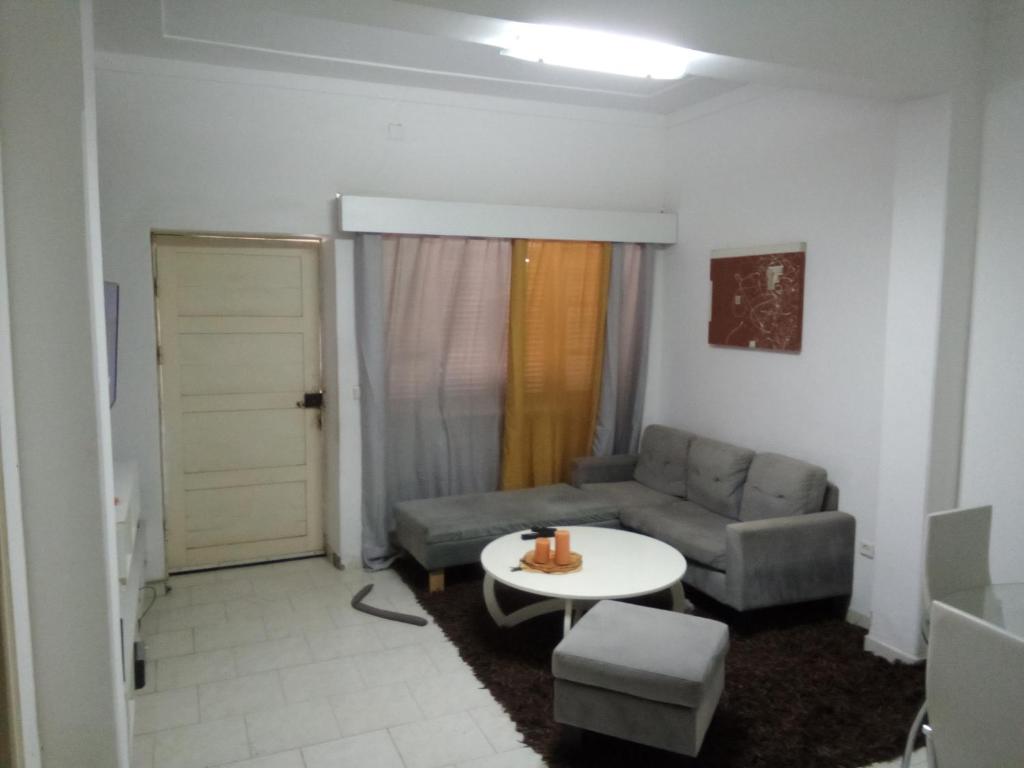 普拉亚Borges Place的客厅配有沙发和桌子
