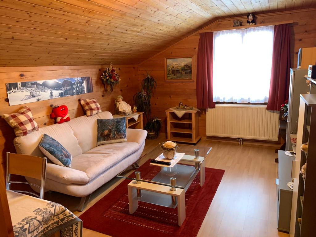 埃尔嫩Ferienwohnung Haus Mühlebach的客厅配有沙发和桌子
