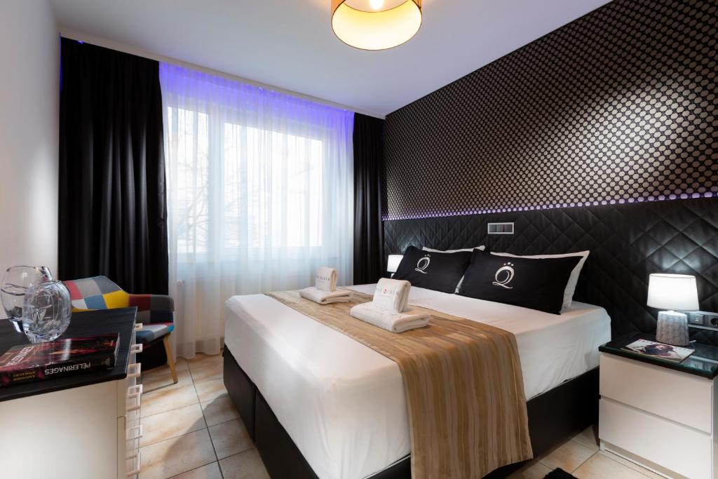 卢森堡VILLA VITTORIA的酒店客房,配有带毛巾的床