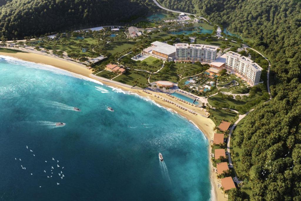 LampungLampung Marriott Resort & Spa的享有度假村和海滩的空中景致