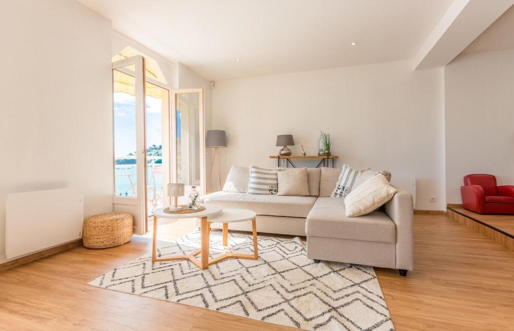 康卡勒Les Pieds Dans L'Eau - Bel appartement - Vue mer的客厅配有沙发和桌子