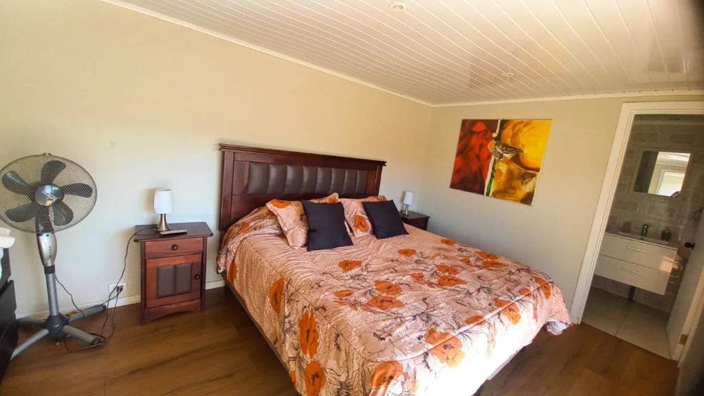 纳维达德Cabaña con Tinaja -Litueche的一间卧室配有一张大床和风扇