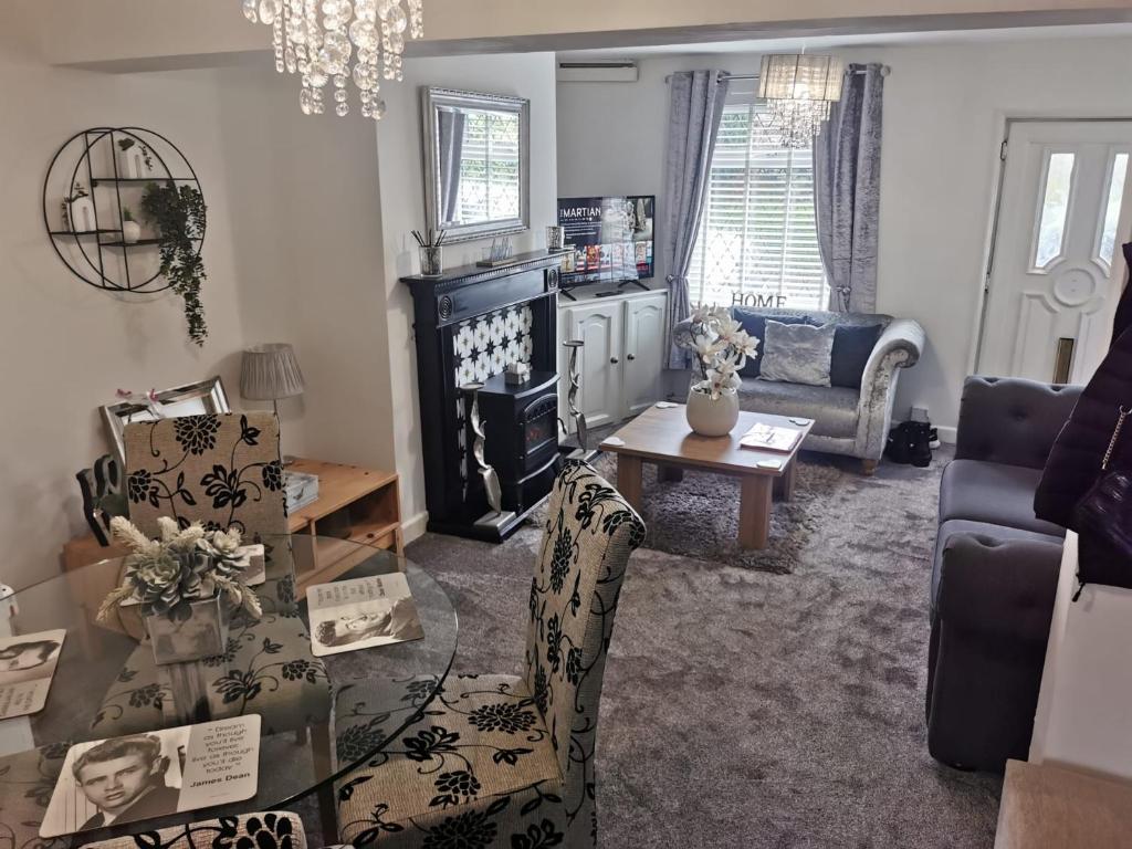 麦克尔斯菲尔德Stunning 2-Bed House in Macclesfield Cheshire的客厅配有沙发和桌子