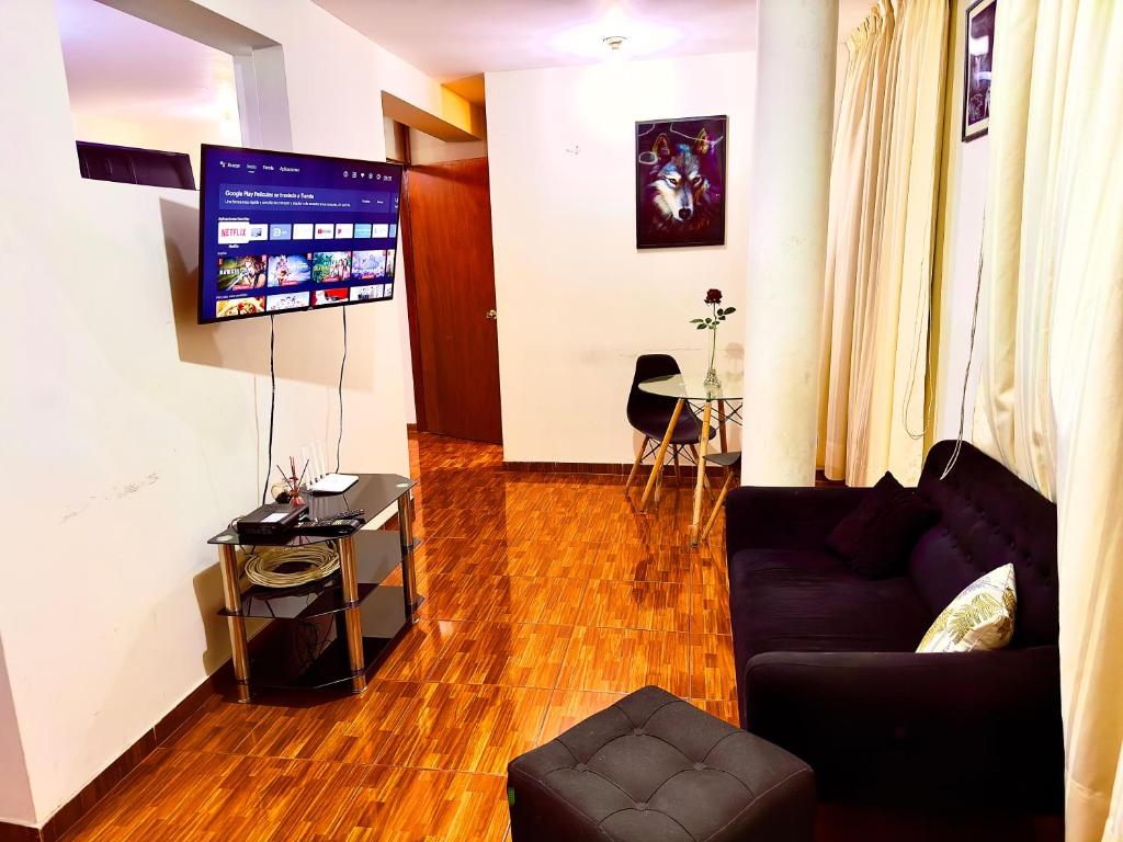 利马200. Hermoso Departamento con Servicios Incluidos en Chorrillos的带沙发和平面电视的客厅