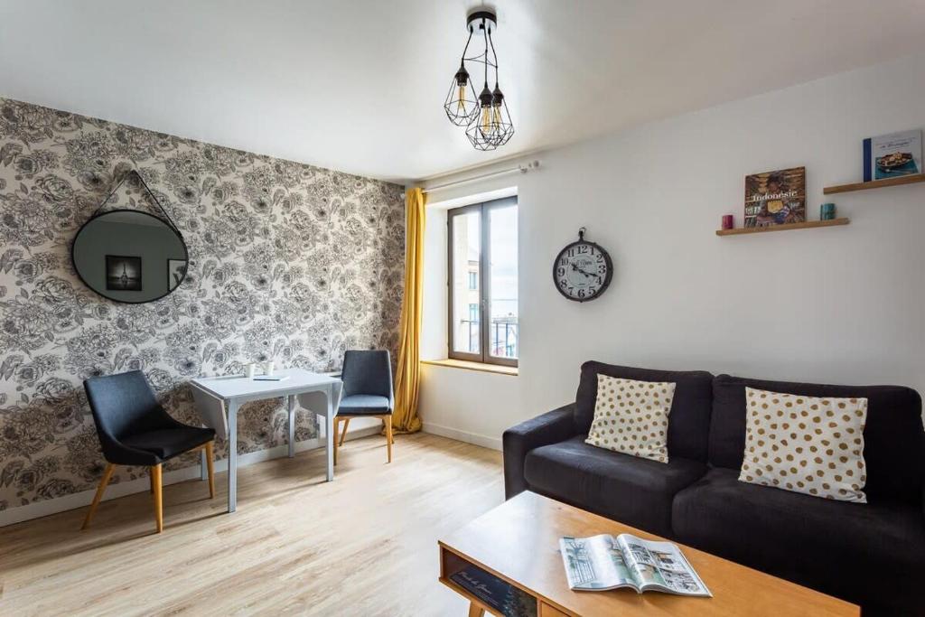 康卡勒La Brise- Joli T2 rénové - Vue Mer - 1 chambre的客厅配有沙发和桌子