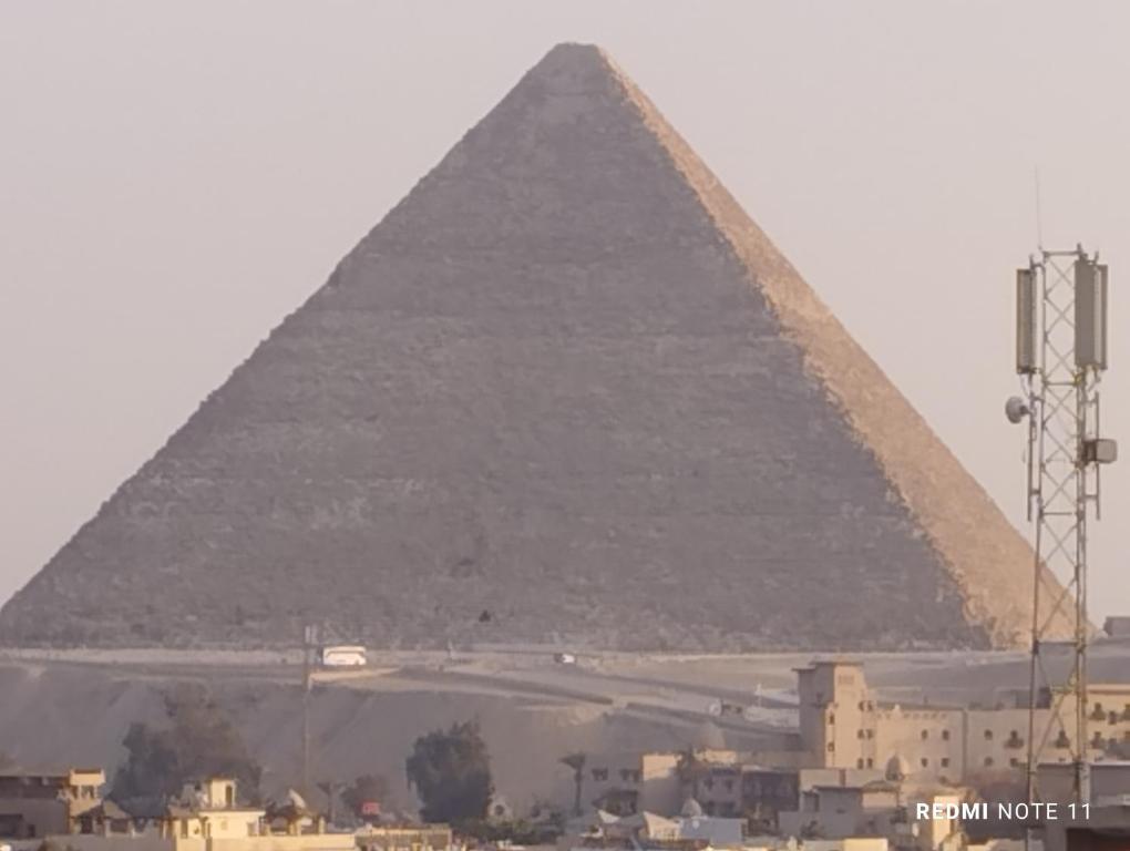 开罗Sneferu Pyramids inn - Full Pyramids View的享有吉萨金字塔和城市的景色