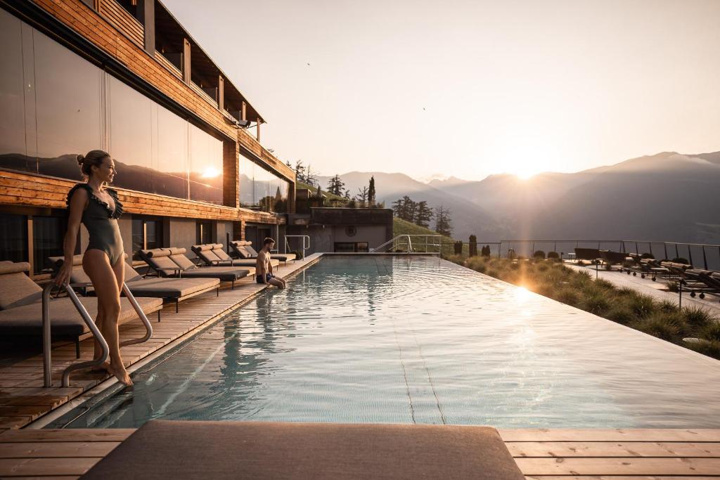 马莱斯韦诺斯塔DAS GERSTL Alpine Retreat的站在酒店游泳池边的女人