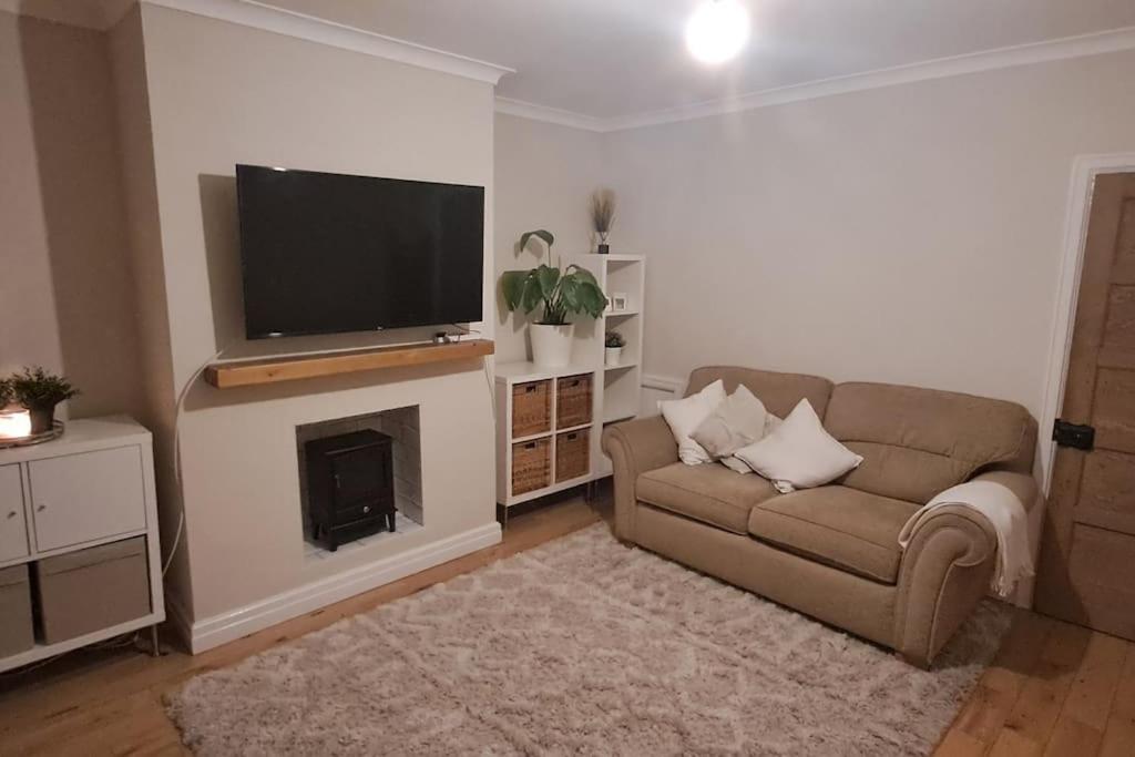 卡迪夫3 Bed Home in Heart of Cardiff的带沙发和平面电视的客厅