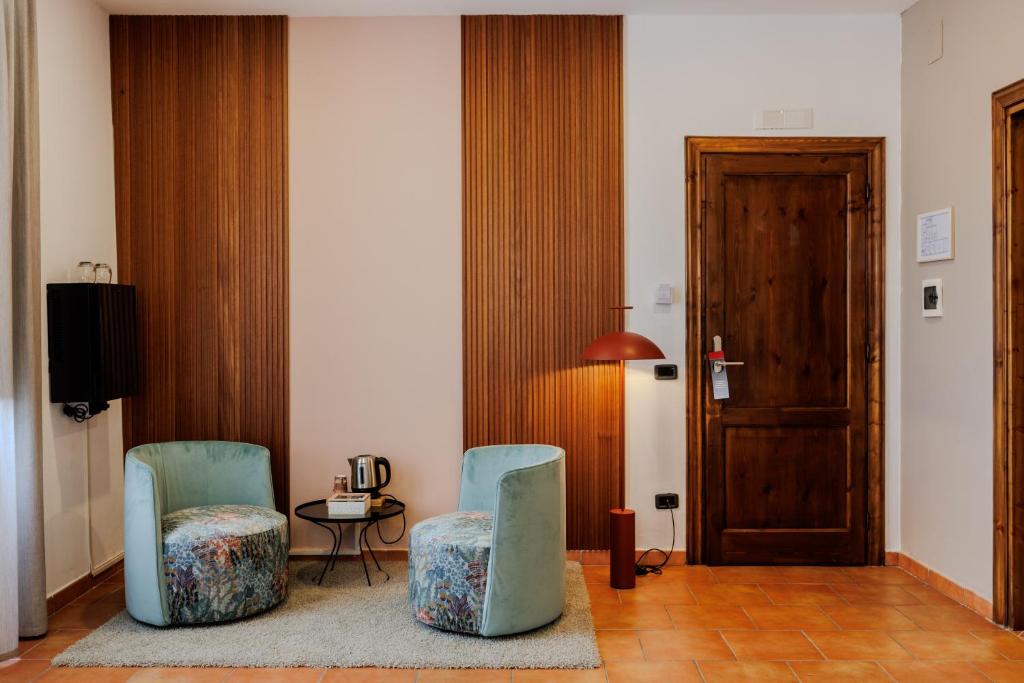 阿尼奥内Palazzo della Città的一个带桌子和门的房间的两把椅子