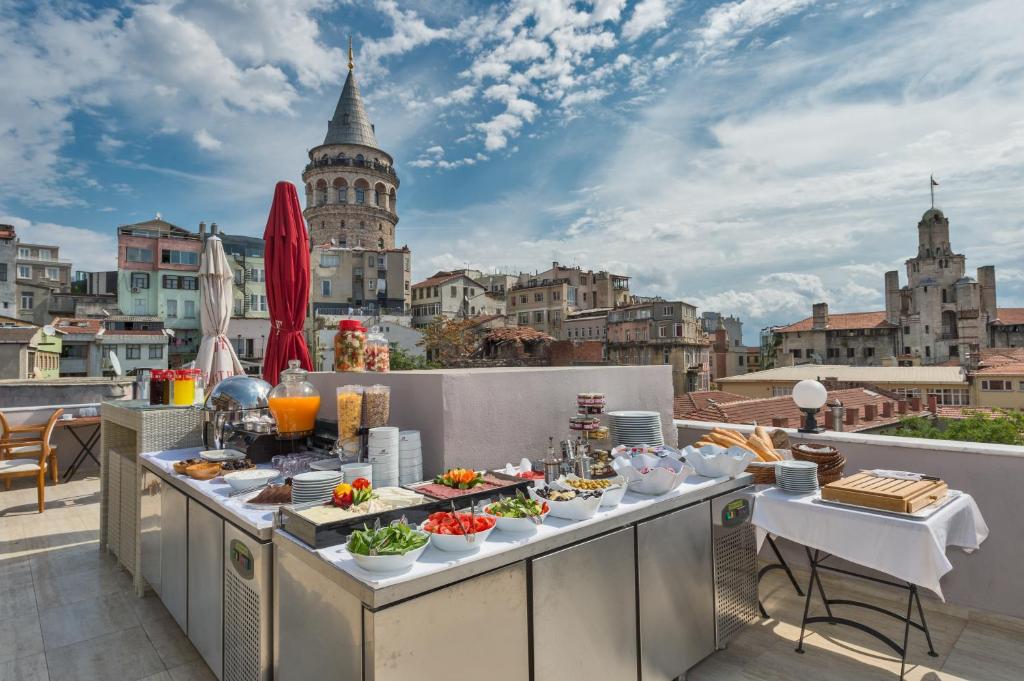 伊斯坦布尔Galatower Hotel的在市景阳台上享用自助早餐