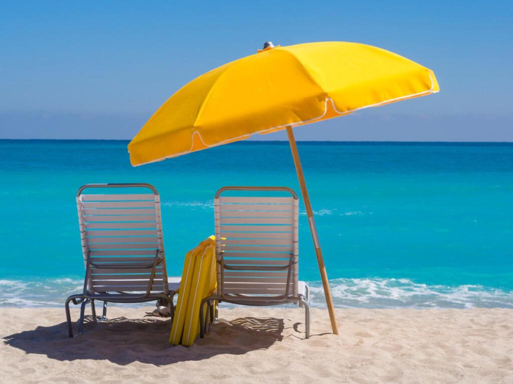 德尼亚LAS PERLAS - 1º Linea的海滩上一把遮阳伞下的两把椅子