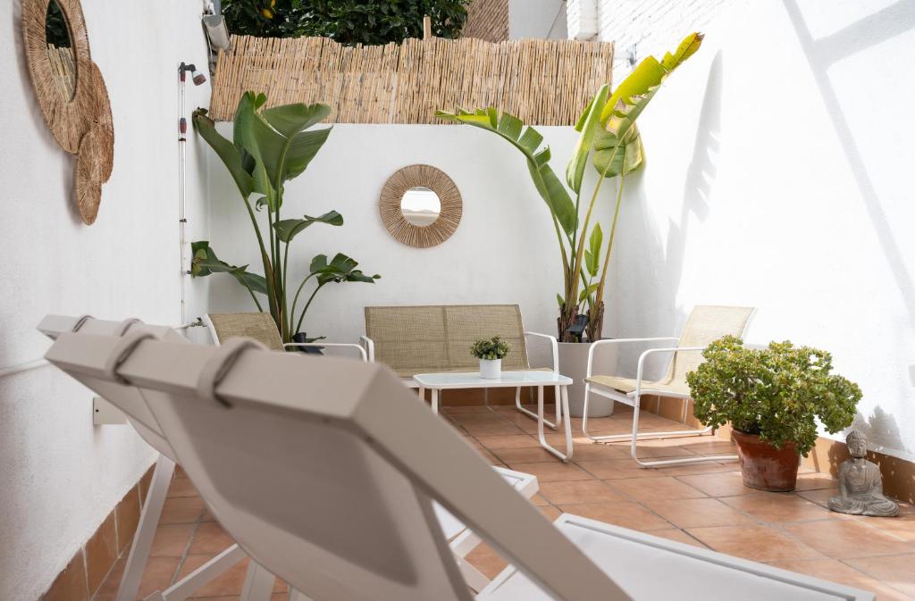 巴塞罗那Stylish Apartment with Terrace for Couple or Family的一个带椅子和植物的阳台