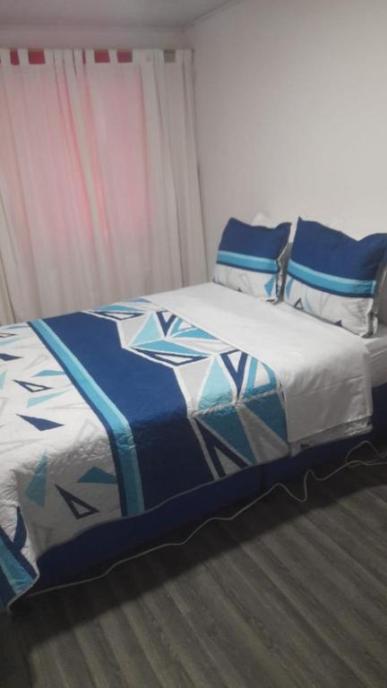 波哥大el descanso 2的一张蓝色和白色的床铺