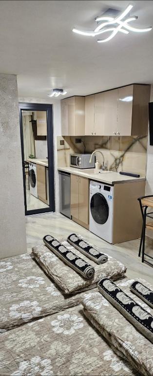 斯利文нов модерен ! Studio Apartment Dreams 2!的客房设有带洗衣机和烘干机的厨房