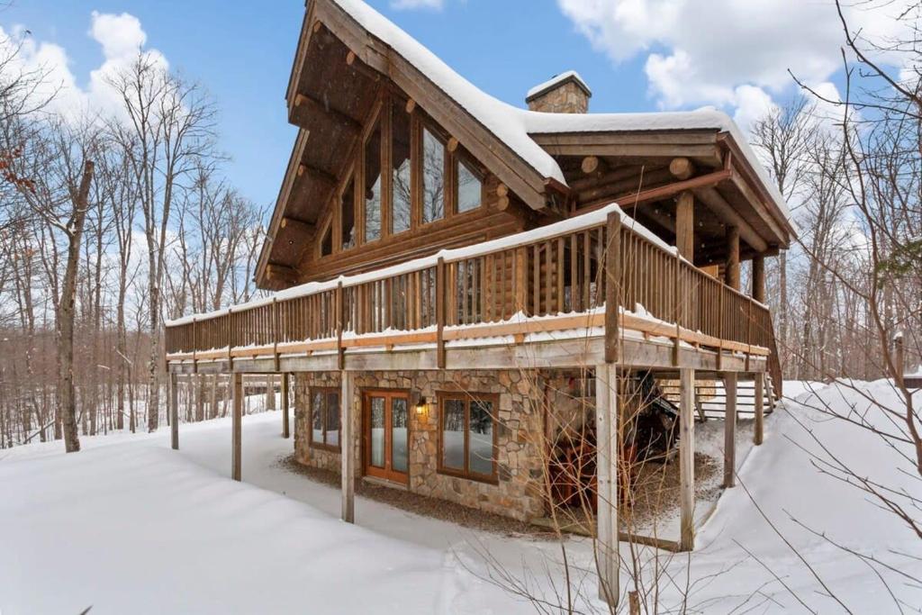 LabelleChalet Zurri的雪地小木屋