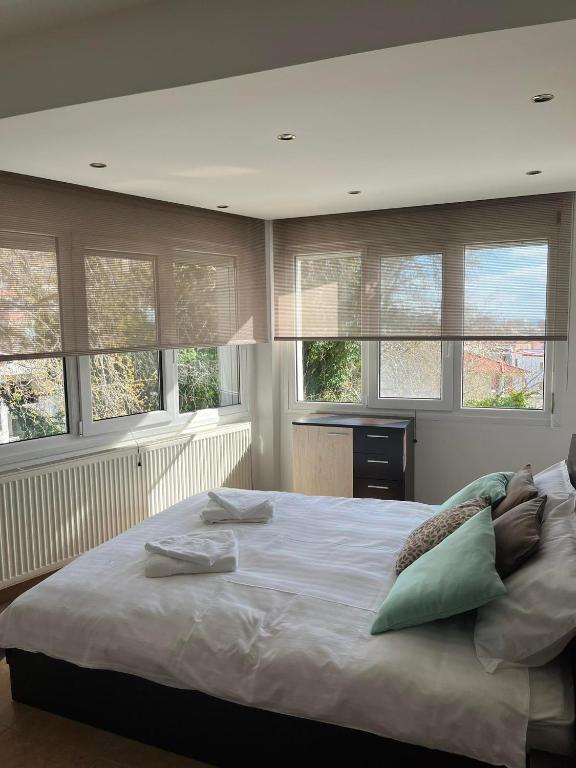 卡瓦拉Peaceful Escape的卧室设有一张带窗户的白色大床