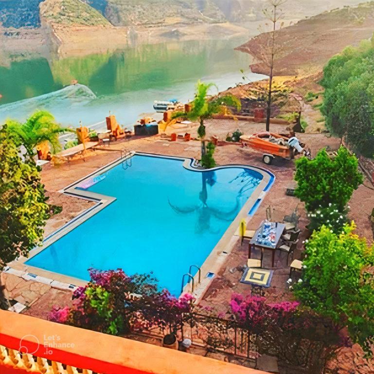 奥比丹Villa El Ghriss的河景游泳池