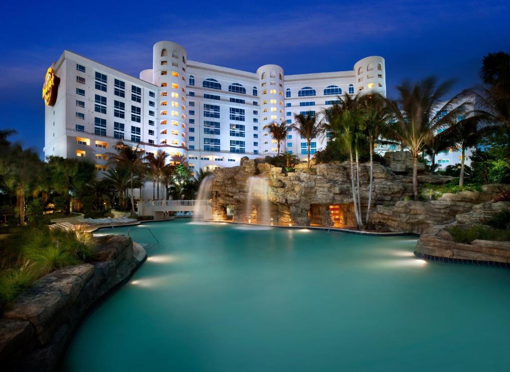 劳德代尔堡塞米诺尔硬石酒店及好莱坞赌场的晚上在酒店前面的一个游泳池