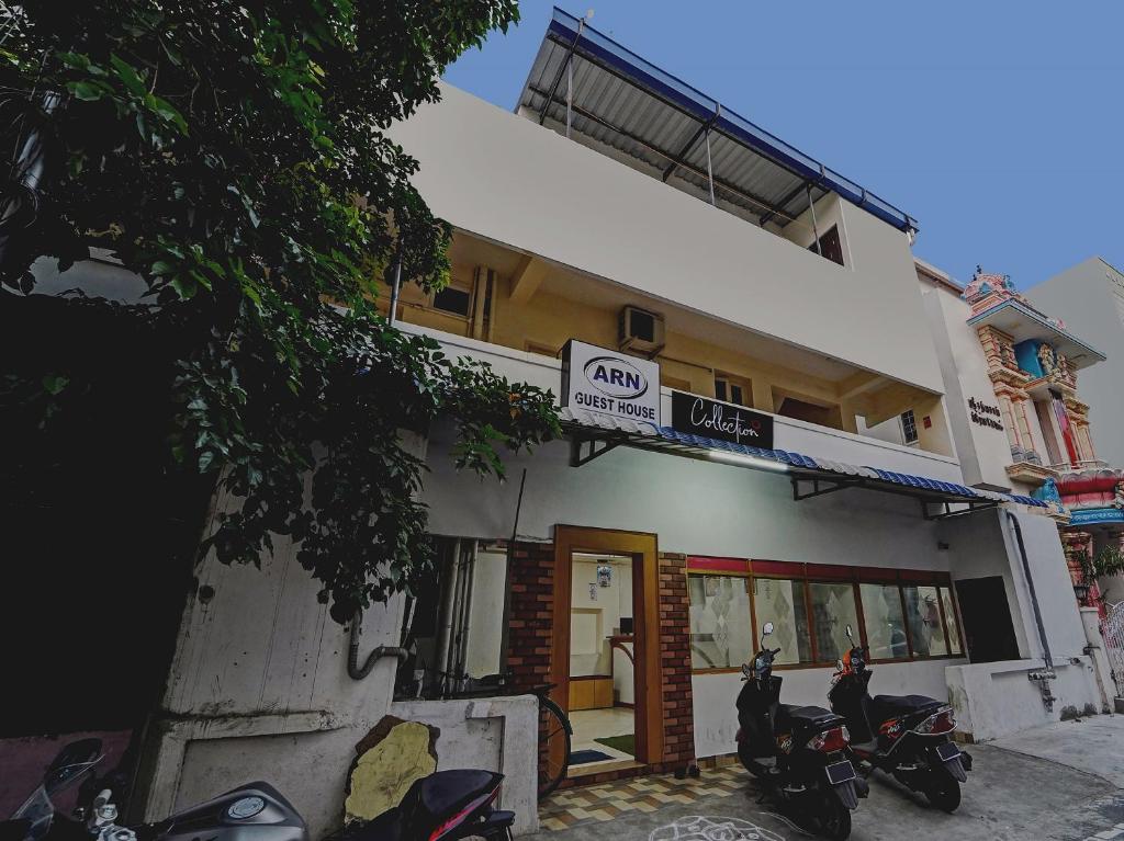 钦奈Collection O Arn Guest House Near Chennai International Airport的停在大楼前的两辆摩托车