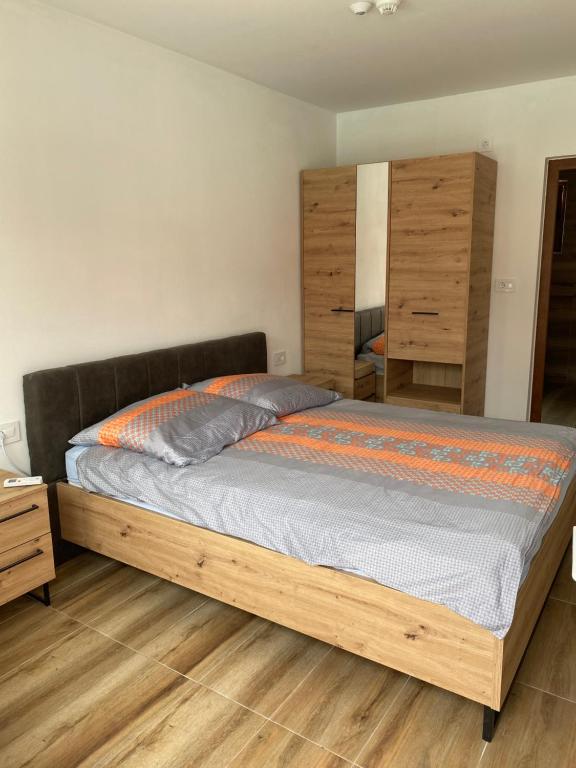 拉克塔希Vikendica za odmor Laktasi的一间卧室配有一张木架床