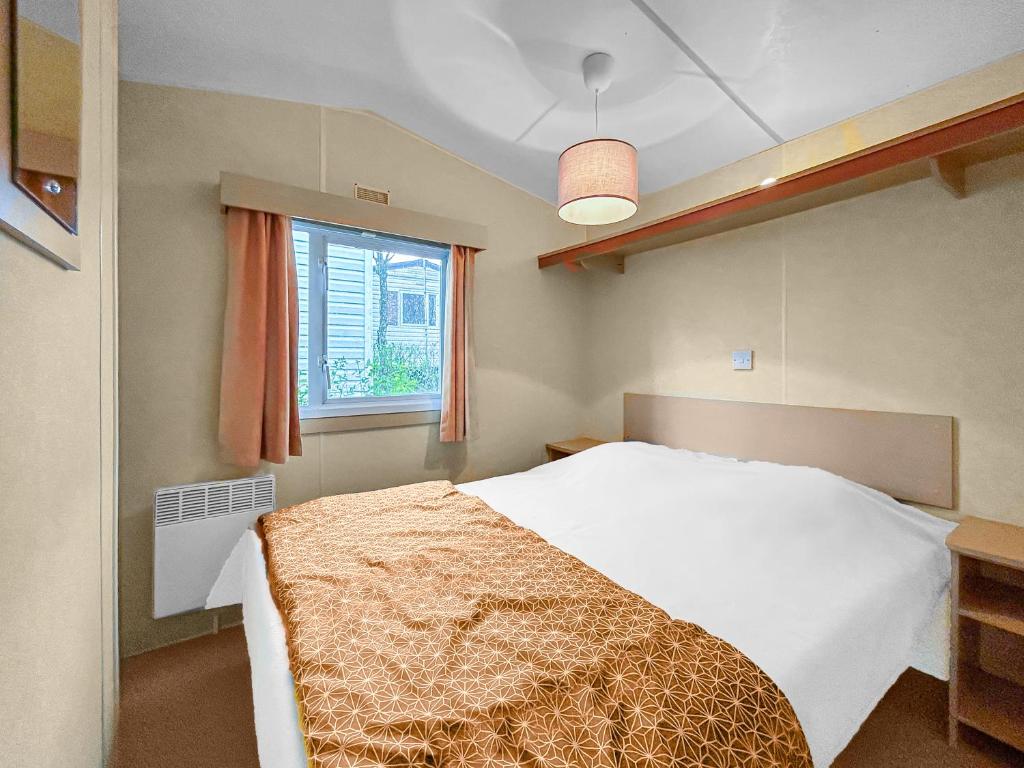 萨尔拉拉卡内达Pause Dordogne Ambiance Cozy à Sarlat的卧室配有白色的床和窗户。