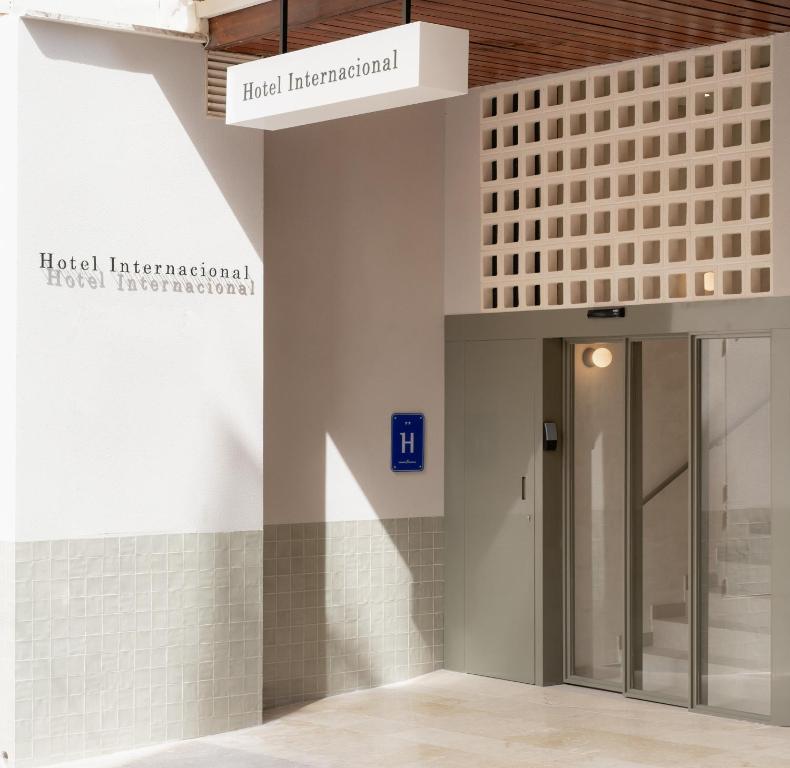贝尼多姆国际酒店的医院的大厅,有玻璃门