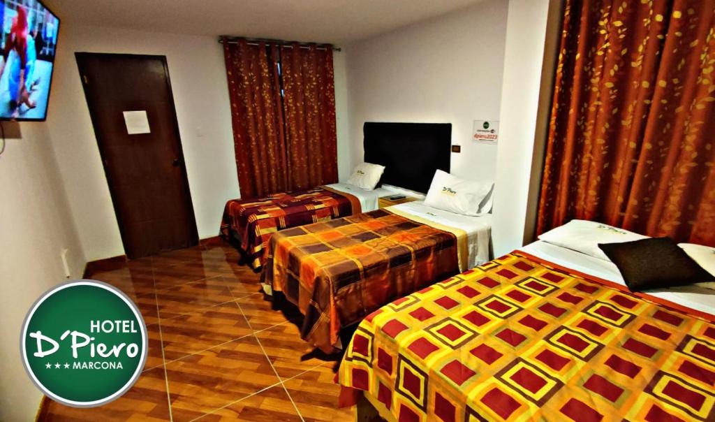 圣胡安HOTEL D'PIERO MARCONA的酒店客房设有三张床和电视。