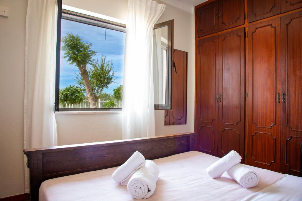 萨尔堡4Ever Palace - Design & Nature的一间卧室配有带两个枕头的床和窗户