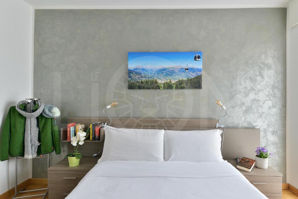 奥斯塔Le Lion Apartments - Lys Family Apartment的一间带白色床和山脉的卧室