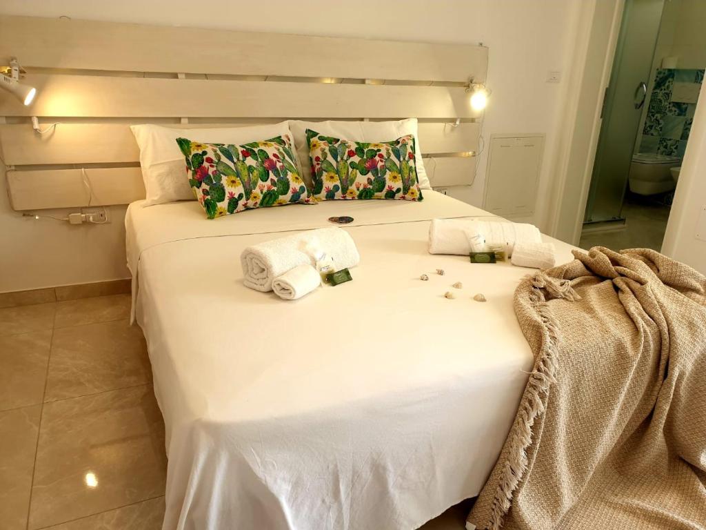 卡斯特里尼亚诺德尔卡波Le Stanze del Salento的一张带毛巾的大型白色床