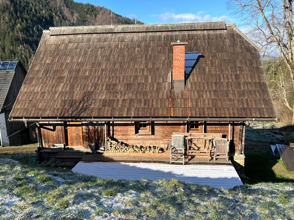 Stanz Im MurztalCharmantes Gästehaus am Waldrand in alpiner Lage Siehe auch zweites Objekt Gästewohnung in altem Bauernhaus的房屋前方有长凳的屋顶