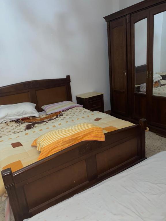 Ben ʼAknoûnRue Mohamed khoudi El Biar的一间卧室配有一张带梳妆台和镜子的床