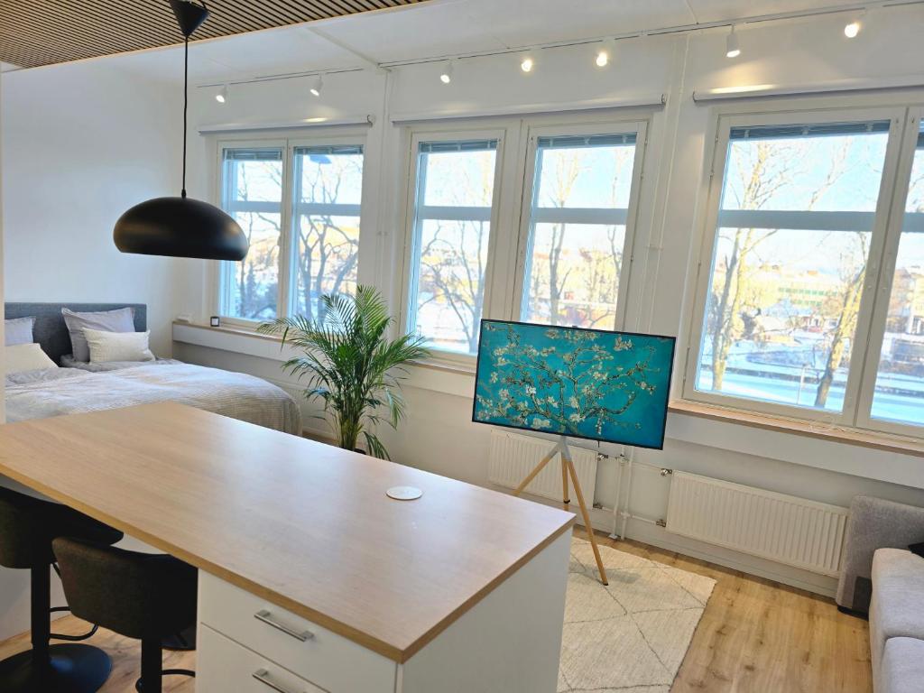萨洛Upea asunto Salon sydämessä, Ilmainen pysäköinti, lähellä kaikkea的客房设有书桌、床和窗户。