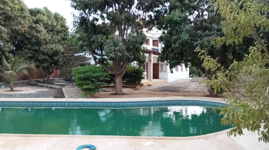 索蒙Al jannah Bis的一座树木繁茂的房屋前的游泳池