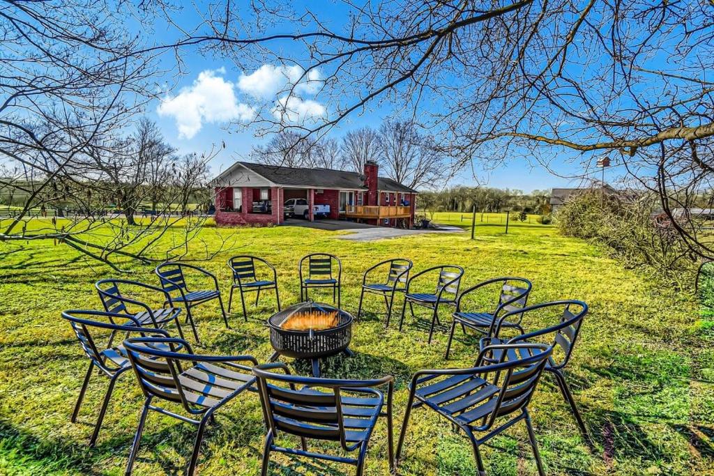 Spring HillNEW Amazing 5 Acre Ranch Home Near Nashville TA的一组椅子和一张桌子,有一个火坑