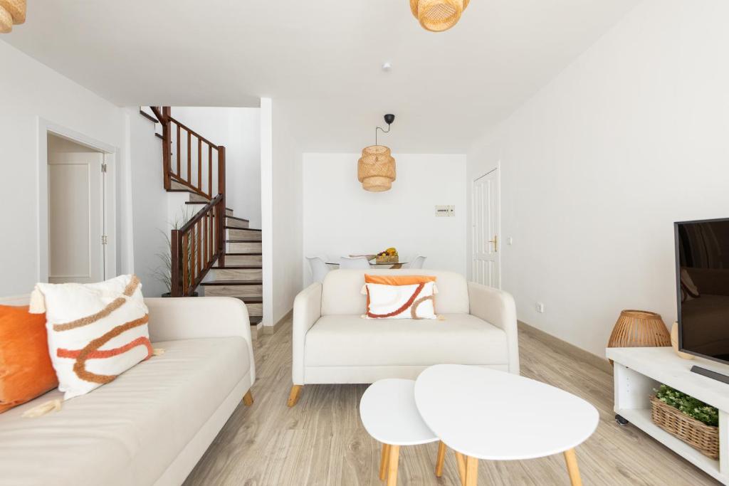 科斯塔特吉塞Casa Moure的客厅配有白色的沙发和桌子
