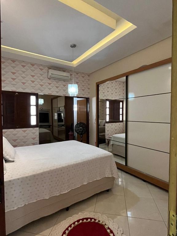 北茹阿泽鲁Casa Confort的一间卧室配有一张床和一面大镜子
