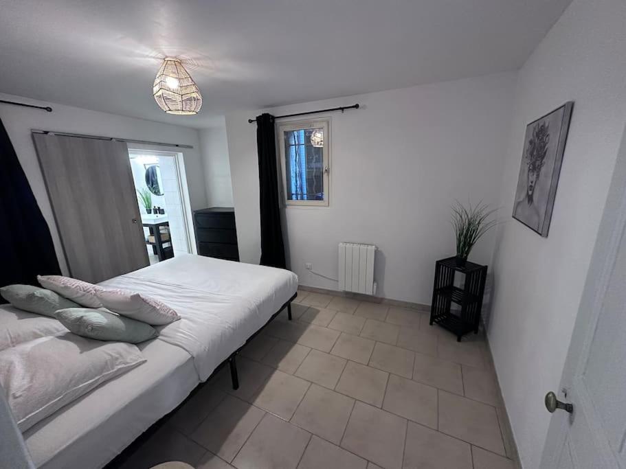索尔格Détente en centre ville的一间卧室配有带白色床单和枕头的床。