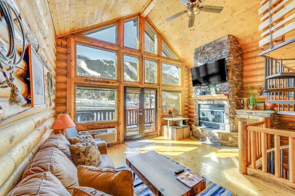 杰克逊Cozy Mountain Condo Across From Snow King Ski Mtn!的带沙发和壁炉的客厅