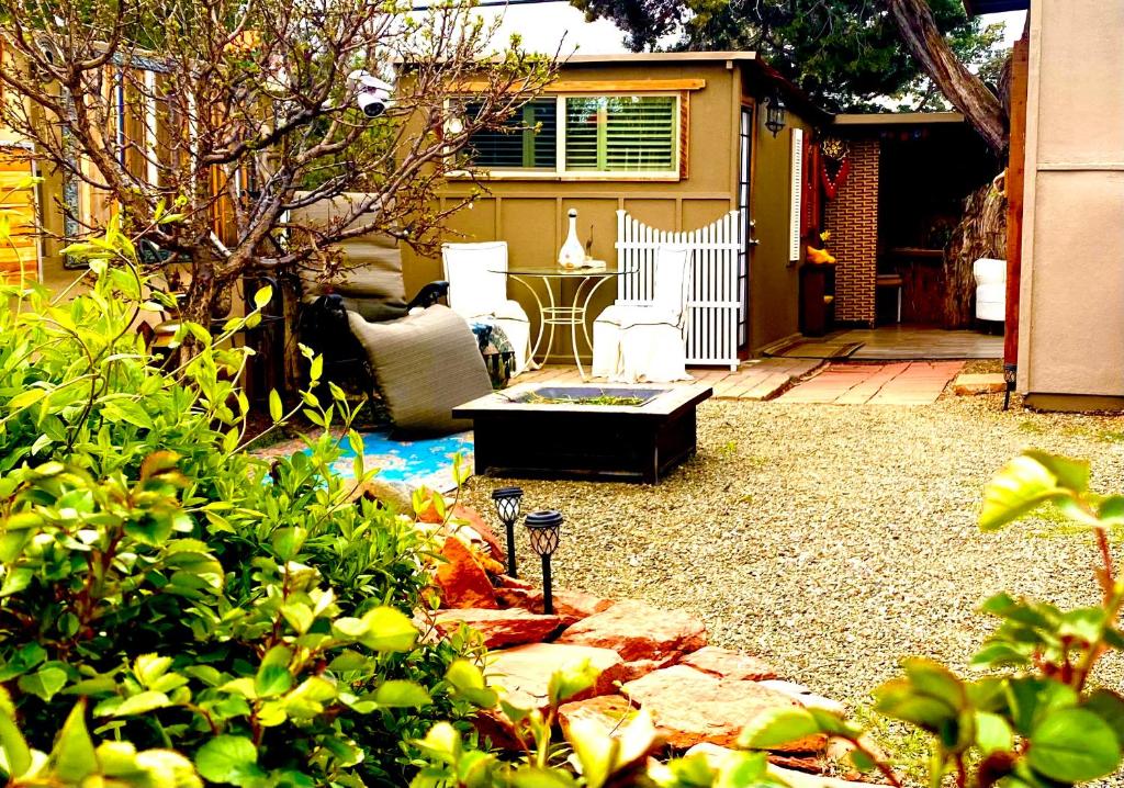 塞多纳Sedona Camp Tiny House的花园,花园内设有咖啡桌和一些植物
