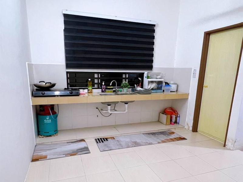 斯里曼绒HomeSTAY PANGSAPURI SAMUDERA SERI MANJUNG LUMUT的厨房配有带水槽的柜台和窗户。