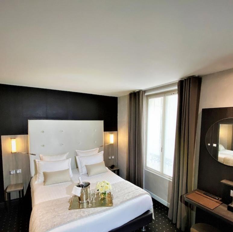 开罗Lencia Hotel,Downtown的酒店客房设有一张白色大床和一个窗户。