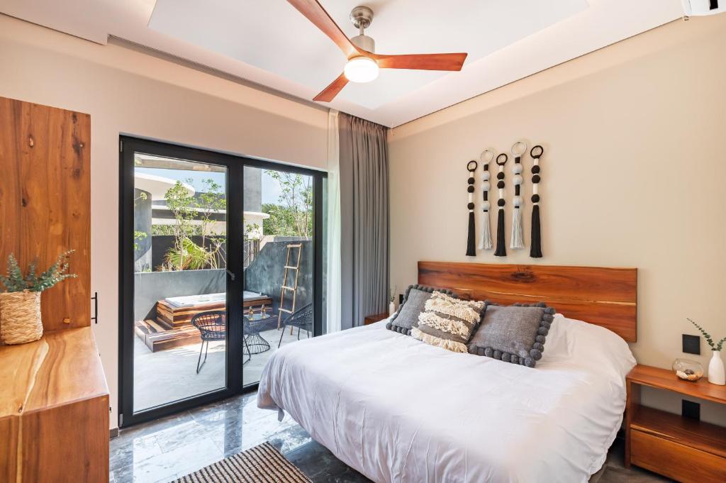 图卢姆Casa Lucho的一间卧室配有一张床和吊扇
