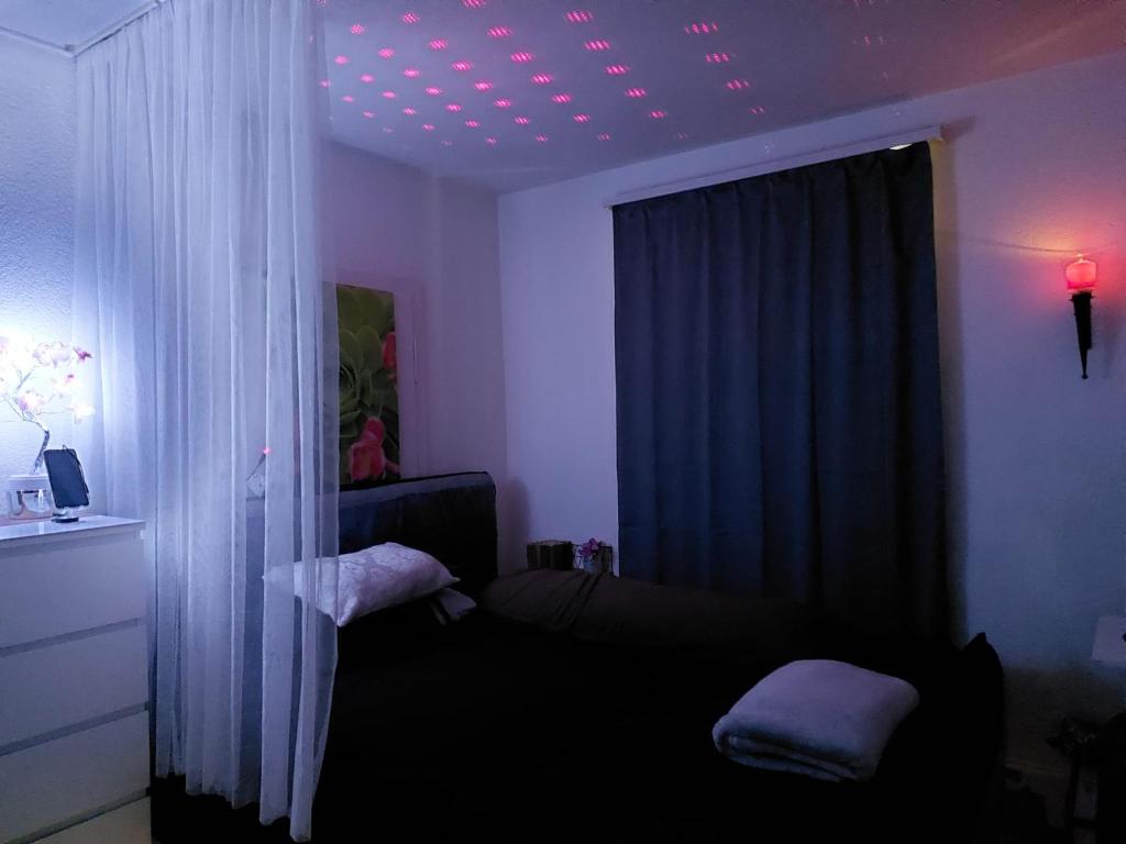 卢塞恩Mystay42的一间配有沙发和紫色灯光窗户的客房