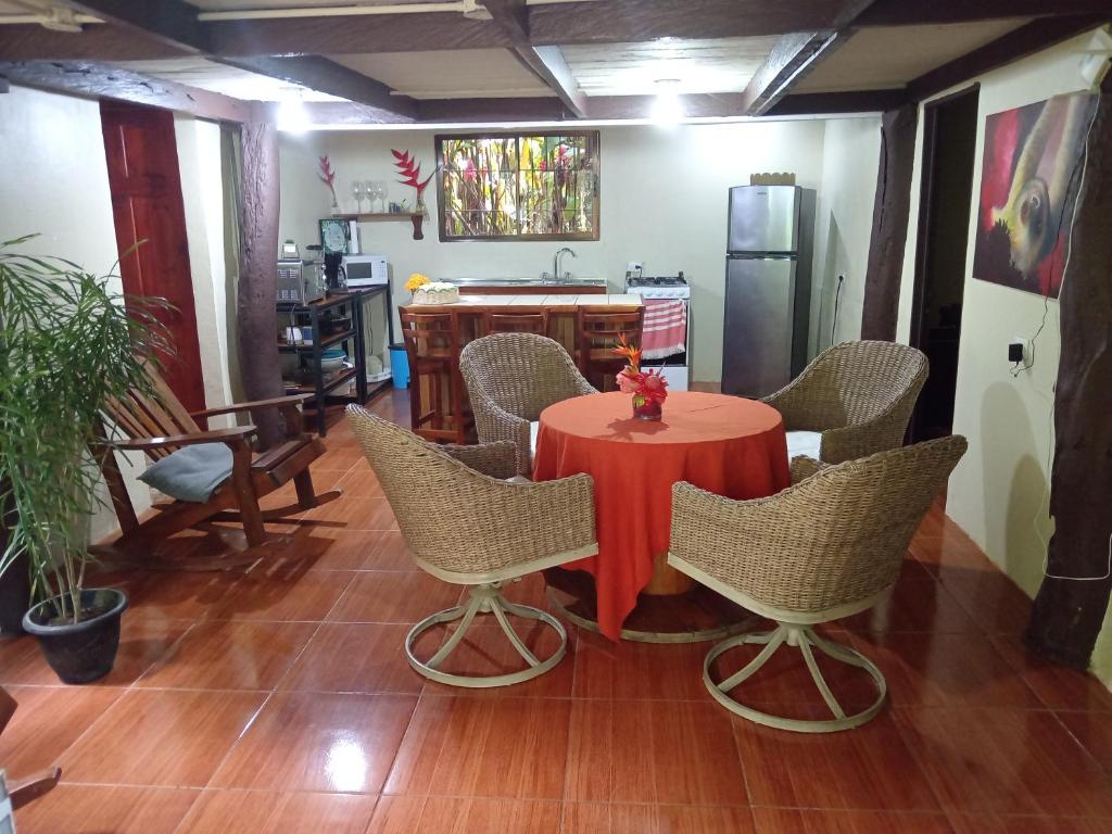 Puerto ViejoFinca La Paz的一间用餐室,配有红色的桌子和椅子