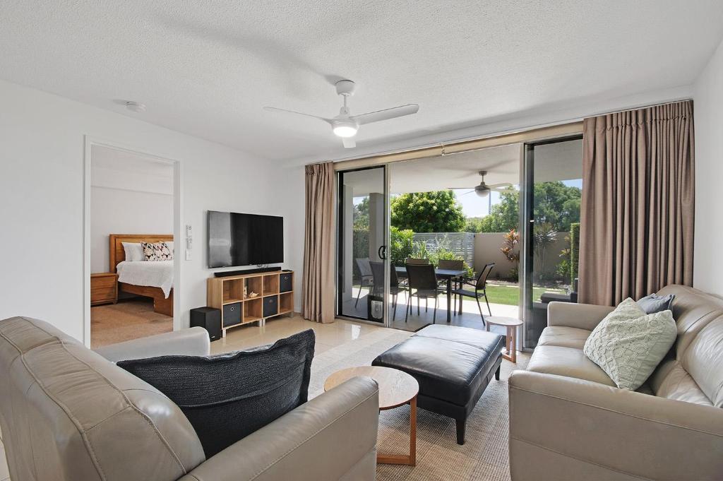 玛志洛银海第六度假村公寓的带沙发和电视的客厅