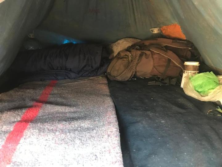 阿加迪尔Pedro's camp的帐篷内的一张床位,配有一堆袋子